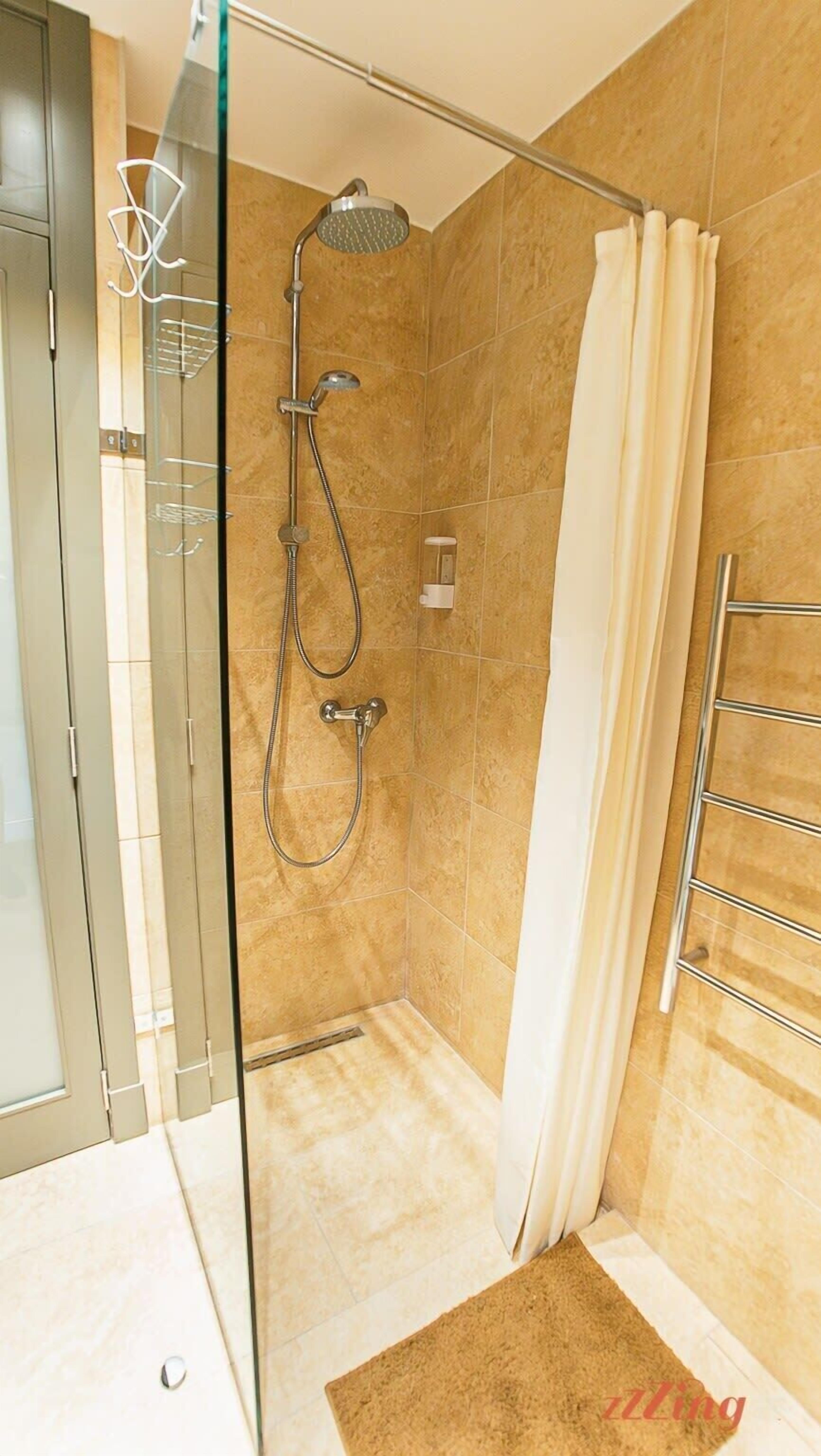 Dusche, Haartrockner, Handtücher, Shampoo