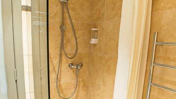 Dusche, Haartrockner, Handtücher, Shampoo