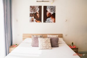 1 habitación, escritorio, tabla de planchar con plancha y cuna de viaje 