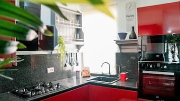 Refrigerador, microondas, horno, placa de cocina