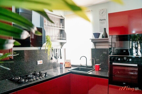 Refrigerador, microondas, horno, placa de cocina