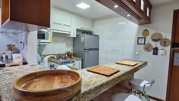 Apartment | Dapur peribadi | Peti sejuk/penyejuk beku saiz penuh, ketuhar gelombang mikro, ketuhar