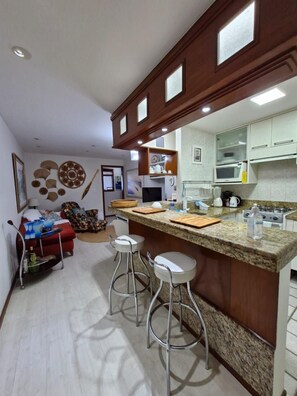Apartment | Private kitchen | Full-size fridge, microwave, oven, toaster - Recanto Maravista (Vila Velha)
