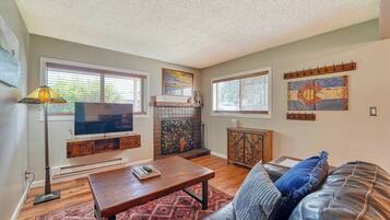 Una Smart TV, una chimenea