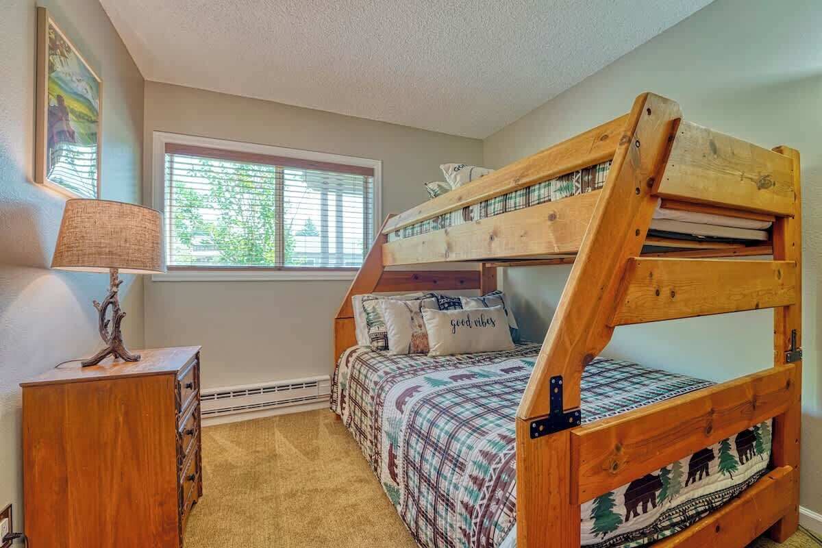 2 bedrooms, iron/ironing board, WiFi
