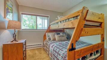 2 bedrooms, iron/ironing board, WiFi