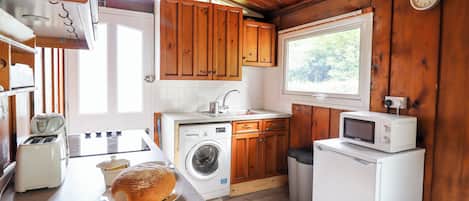 Refrigerador, tetera/pava eléctrica, tostadora, utensilios de cocina