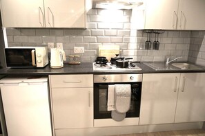 Kühlschrank, Mikrowelle, Ofen, Herdplatte