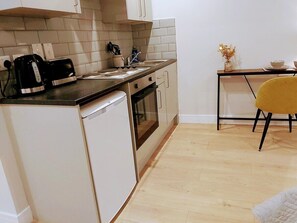 Een koelkast, een microgolfoven, een oven, een broodrooster