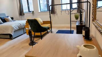 1 slaapkamer, een strijkplank/strijkijzer, beddengoed