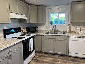 Kylskåp, mikrovågsugn, ugn och spishäll