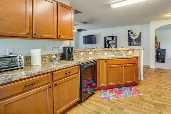 Fridge, microwave, stovetop, dishwasher