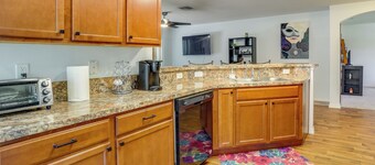 Tavares Retreat w/ Covered Patio & Private Yard