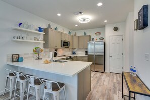 Fridge, microwave, stovetop, dishwasher - Walk to Gulf: Ocean-View Home in Crystal Beach! (Crystal Beach)