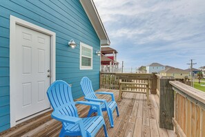 Property grounds - Walk to Gulf: Ocean-View Home in Crystal Beach! (Crystal Beach)
