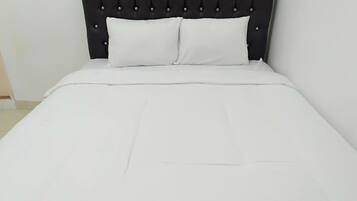 Kamar Double Standar | Meja kerja, ruang kerja ramah laptop, Wi-Fi gratis, dan seprai linen
