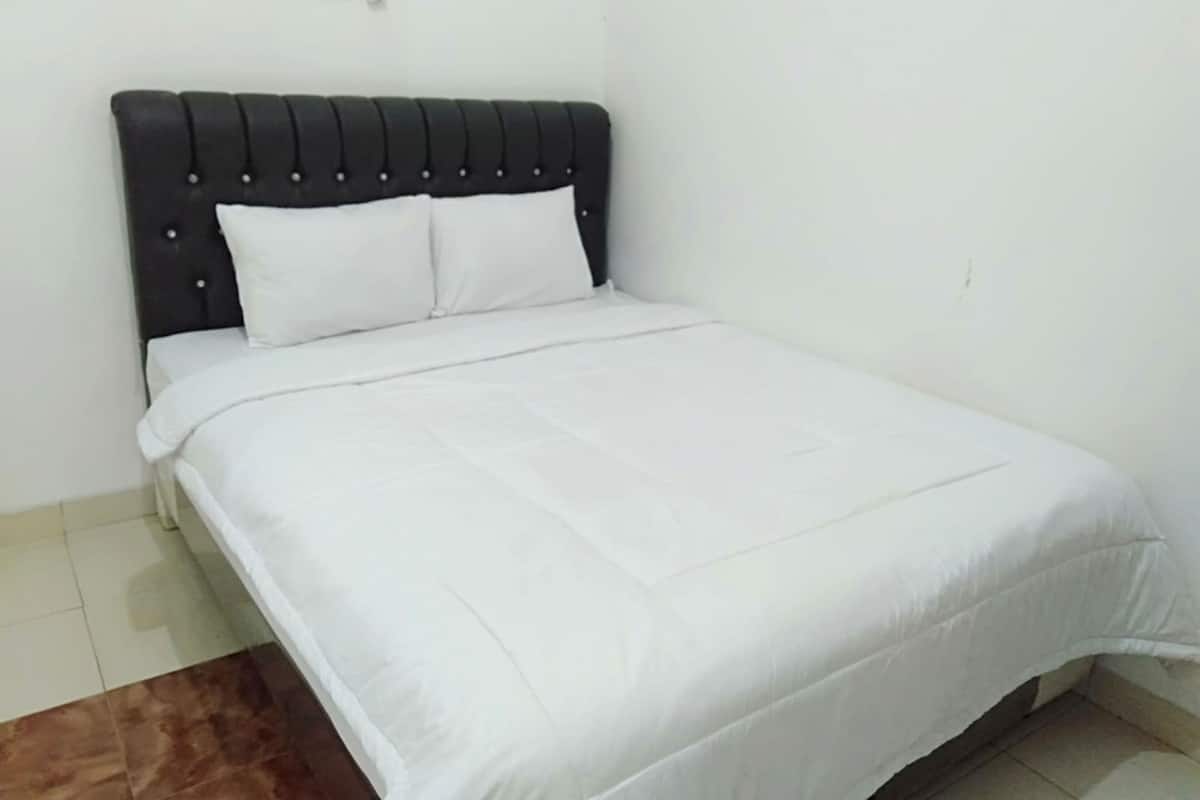 Standard Double Room | Desk, laptop workspace, free WiFi, bed sheets