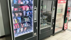 Una fila di distributori automatici con diversi snack e bevande.
