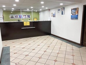 Lobby - Studio 6 Extended Stay - Columbus, GA -Downtown (COLUMBUS)