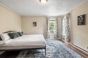 8 bedrooms, iron/ironing board, Internet, bed sheets - Large Home Sleeps 22! Dogs Ok! (Lansing)