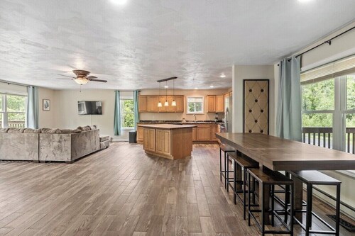 Large Home Sleeps 22! Dogs Ok!