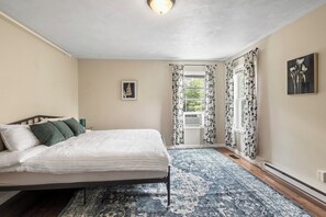 7 bedrooms, iron/ironing board, free WiFi, bed sheets - Spacious Home Sleeps 20! Dogs OK (Lansing)