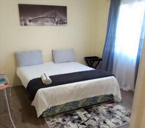 2 habitaciones, tabla de planchar con plancha, wifi y ropa de cama 