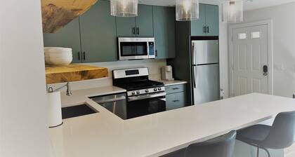 Outlaw Inn! Minutes from Main Street, 3 bedroom, 3 bathrooms, full living space