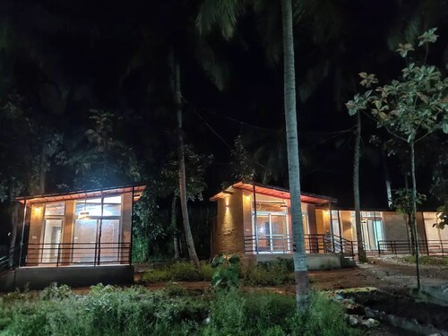 Lake side retreat with earthern cottages
