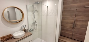 Shower, hair dryer, towels - Bright apartment with garden and sea view (Grimaud)