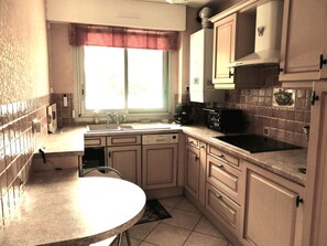 Kjøleskap, ovn, oppvaskmaskin og kaffetrakter/tekoker