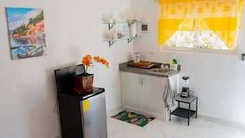 Mini réfrigérateur, micro-ondes, machine à expresso, grille-pain