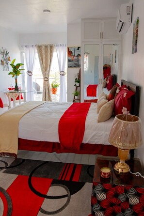 Premium bedding, in-room safe, desk, laptop workspace