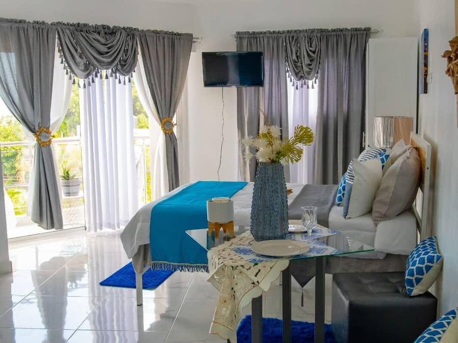 Premium bedding, in-room safe, desk, laptop workspace