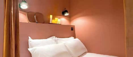 Tabla de planchar con plancha, wifi gratis, ropa de cama