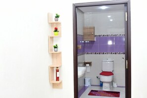 Sèche-cheveux, bidet, serviettes fournies, savon