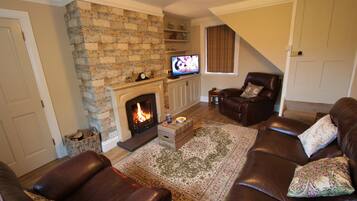 Cottage, 3 phòng ngủ | Phòng khách | Smart TV 42-inch có truyền hình kỹ thuật số, đầu đĩa DVD