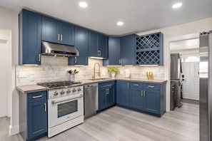 Fridge, microwave, oven, stovetop - Traveler’s Dream! Lux Wine Country Escape (Paso Robles)