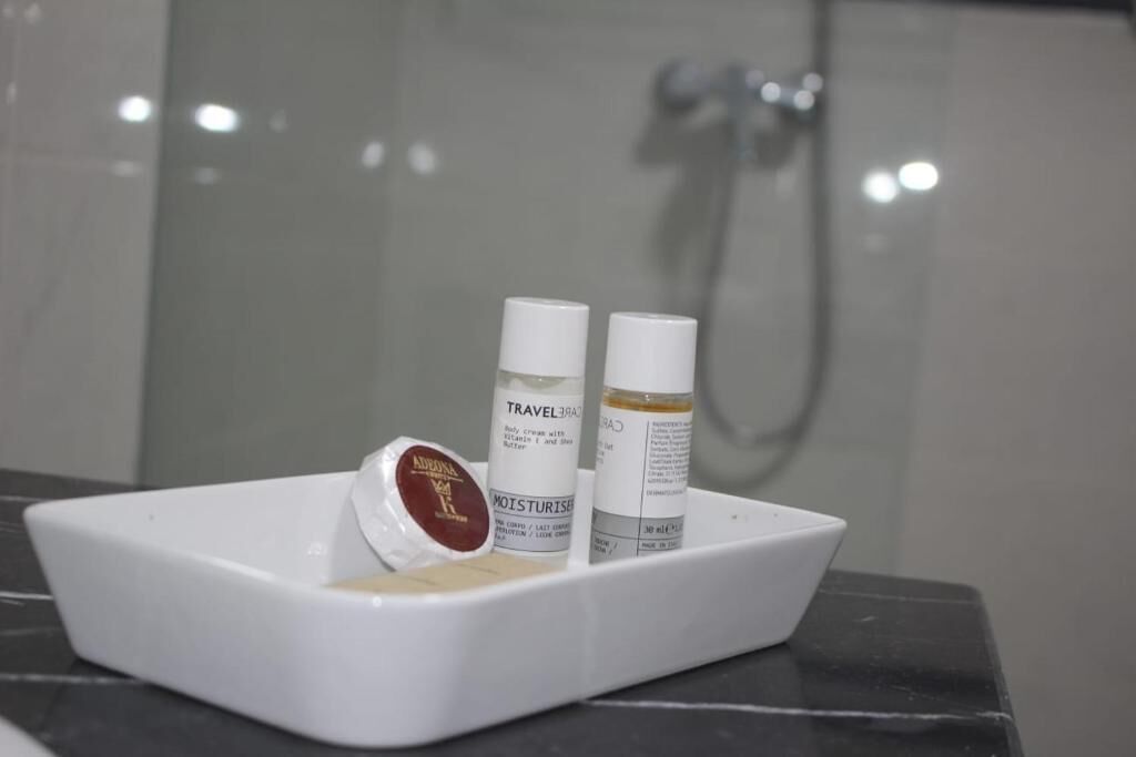 shower, rainfall showerhead, free toiletries, hair dryer