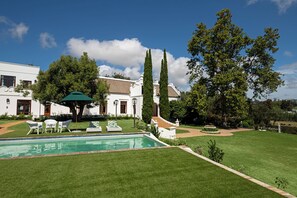 Outdoor pool, pool umbrellas, sun loungers - Avontuur Manor House (Stellenbosch)