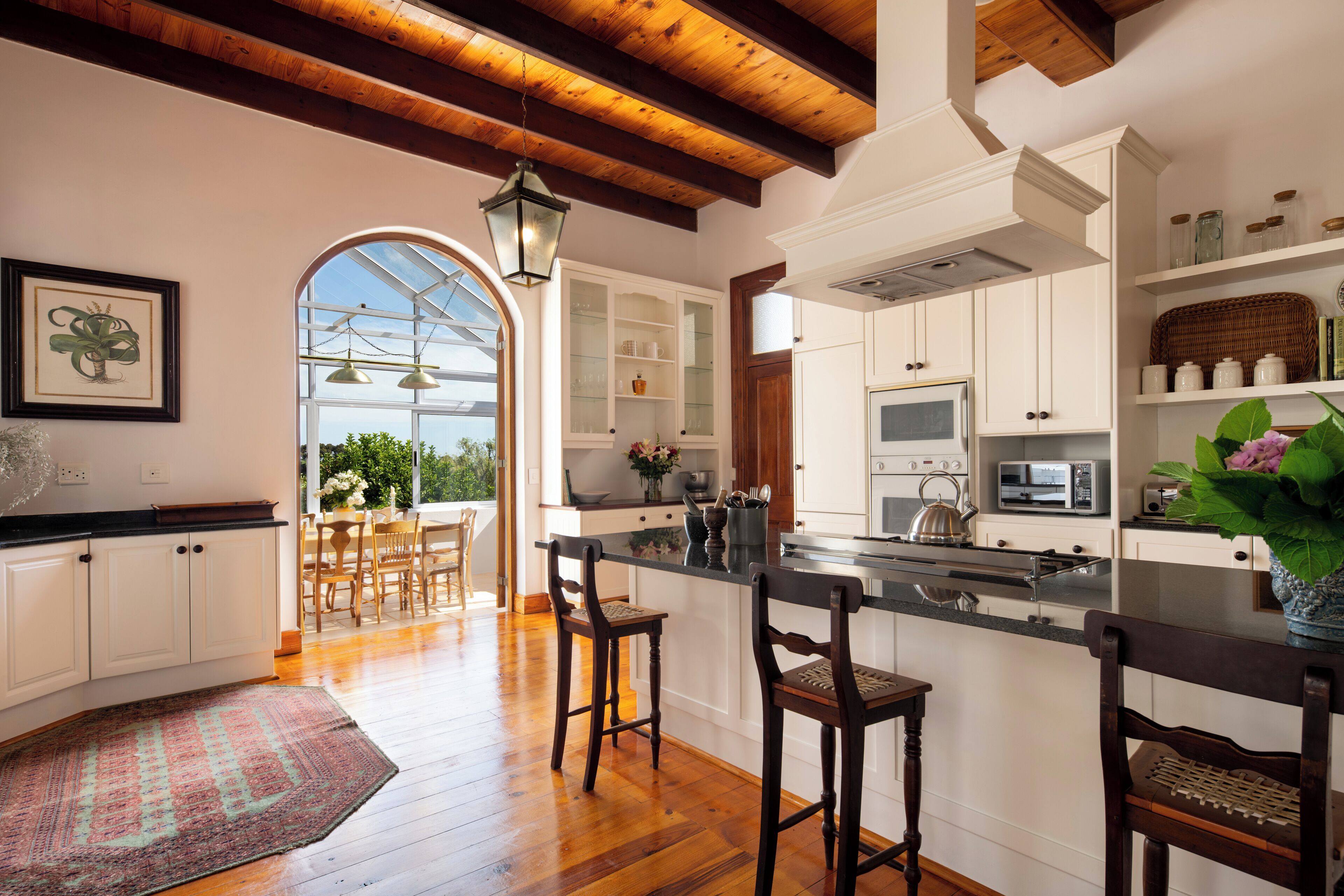 Refrigerador, microondas, silla alta para bebés