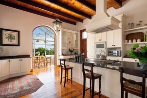 Refrigerador, microondas, silla alta para bebés