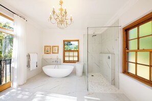 Honeymoon Suite | Bathroom | Free toiletries, hair dryer, towels, soap - Avontuur Manor House (Stellenbosch)