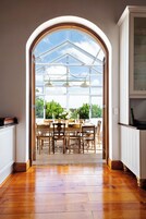 Refrigerador, microondas, silla alta para bebés