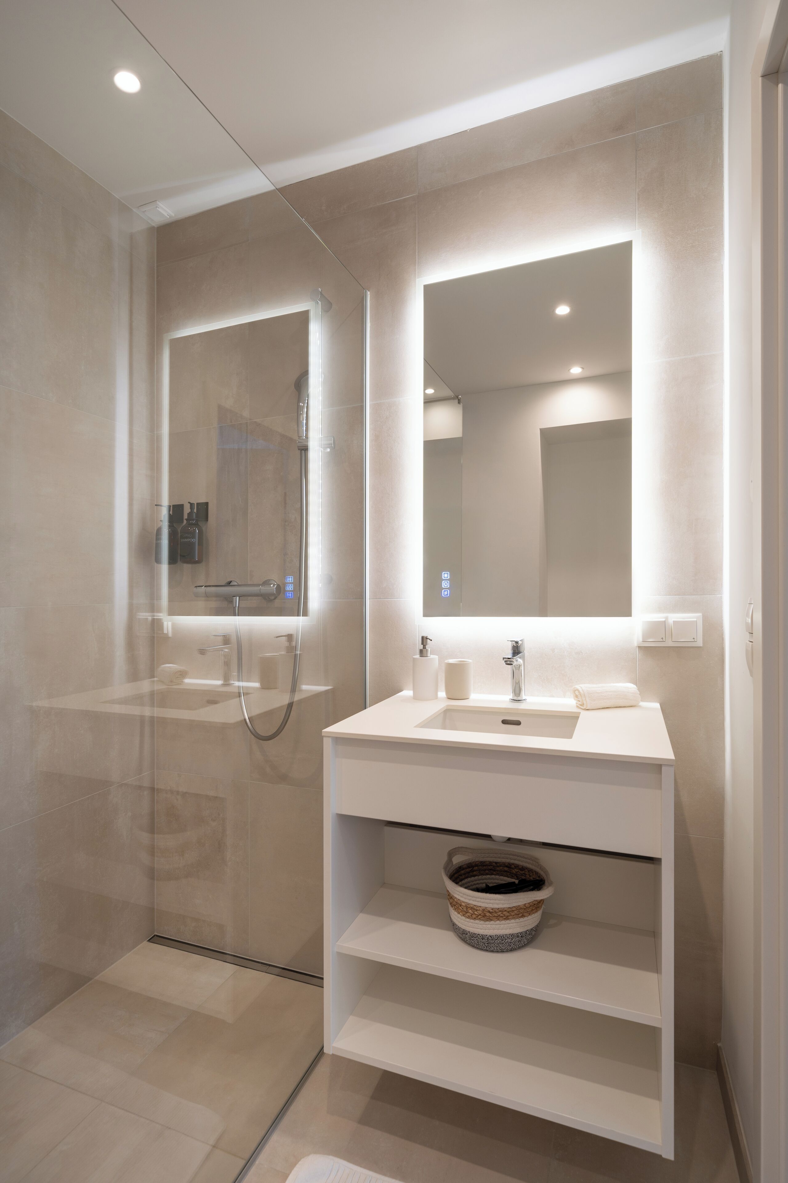 Royal Penthouse (Luxury Penthouse Apartment) | Bathroom | Shower, hair dryer, towels, soap