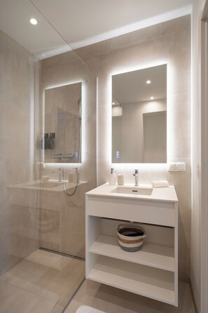 Royal Penthouse (Luxury Penthouse Apartment) | Bathroom | Shower, hair dryer, towels, soap - Vienna Heights Premium Apartments (Vienna)