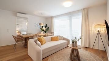 Premium two-bedroom Apartment | Woonruimte | Een 43-inch lcd-televisie met digitale zenders en vloerverwarming