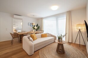 Premium two-bedroom Apartment | Living area | 43-inch LCD TV with digital channels, heated floors - Vienna Heights Premium Apartments (Vienna)