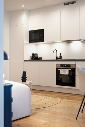 Leilighet – basic (Luxury Blue Chic Apartment) | Eget kjøkken | Kjøleskap, mikrobølgeovn, ovn og kokeplater