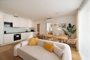 Premium two-bedroom Apartment | Makan di kamar